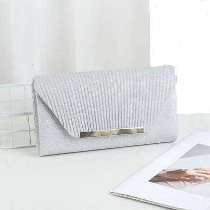 "Luxe gouden clutch met glitters, elegante sluiting en verwijderbare band, perfect voor avondgelegenheden."