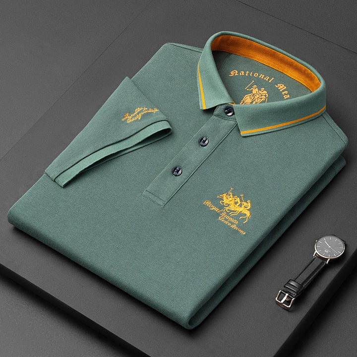 "Luxe katoenen herenpolo met korte mouwen, elegante pasvorm, reverskraag, perfect voor casual en semi-formele gelegenheden."