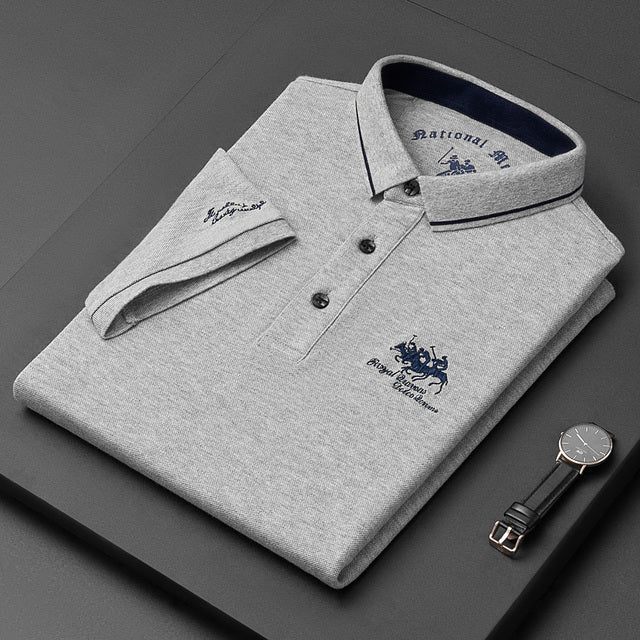 "Luxe katoenen herenpolo met korte mouwen, elegante pasvorm, reverskraag, perfect voor casual en semi-formele gelegenheden."