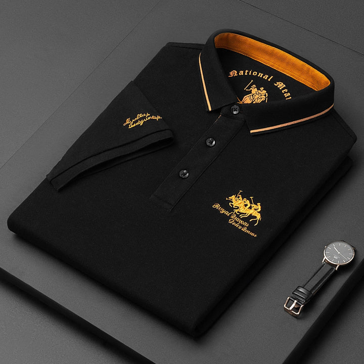 "Luxe katoenen herenpolo met korte mouwen, elegante pasvorm, reverskraag, perfect voor casual en semi-formele gelegenheden."