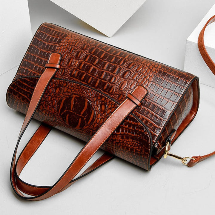 Luxe lederen damestas, bruin, elegant design met stevige handgrepen en verstelbare riem, voor dagelijks en zakelijk gebruik.