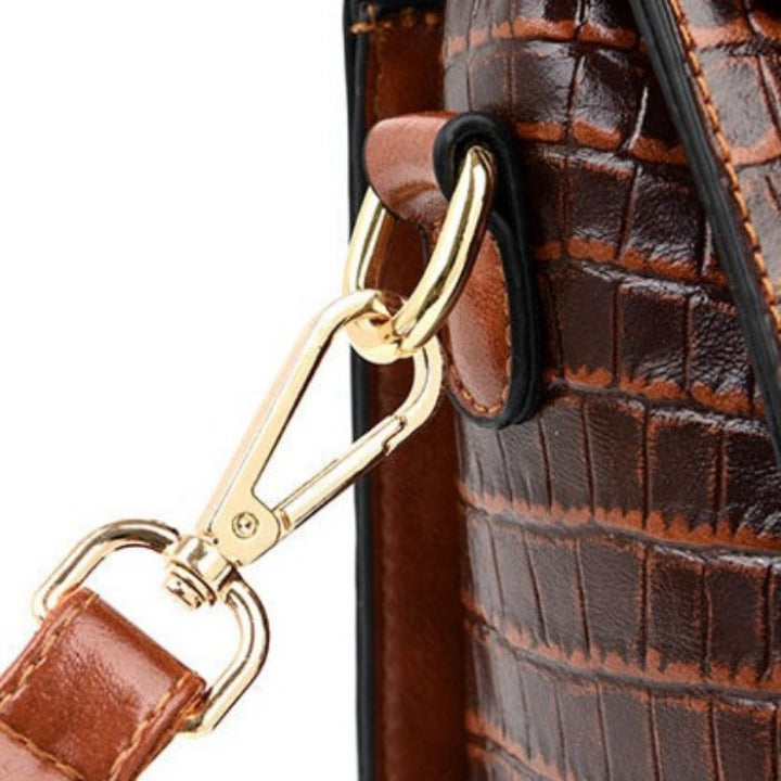 Luxe lederen damestas, bruin, elegant design met stevige handgrepen en verstelbare riem, voor dagelijks en zakelijk gebruik.