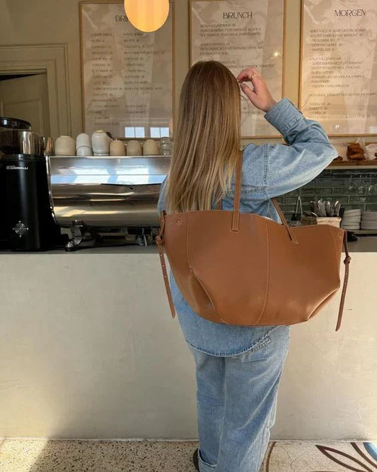 "Luxe leren damestas in bruin, grijs of zwart met ruim interieur en elegant design voor dagelijks gebruik."