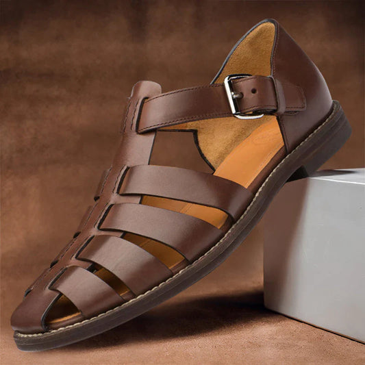 "Luxe leren herensandalen, bruin met verstelbare bandjes, ergonomisch voetbed en antislipzool voor zomerse stijl en comfort."