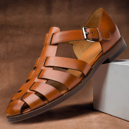 "Luxe leren herensandalen, bruin met verstelbare bandjes, ergonomisch voetbed en antislipzool voor zomerse stijl en comfort."