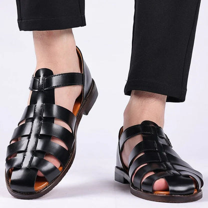 "Luxe leren herensandalen, bruin met verstelbare bandjes, ergonomisch voetbed en antislipzool voor zomerse stijl en comfort."