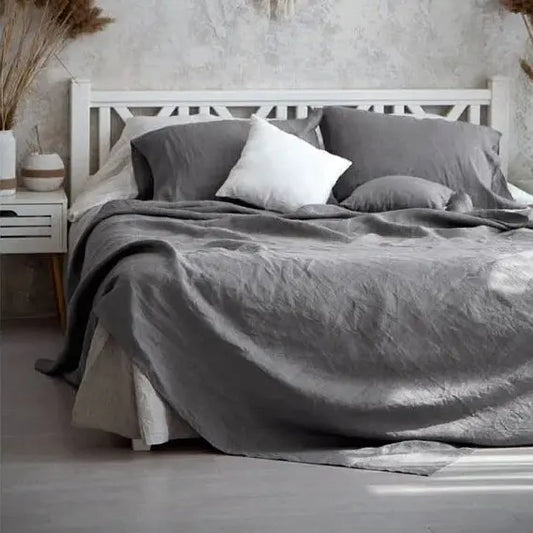"Luxe linnen beddengoed, zacht & comfortabel, in elegant lichtgrijs voor een serene slaapkameruitstraling."