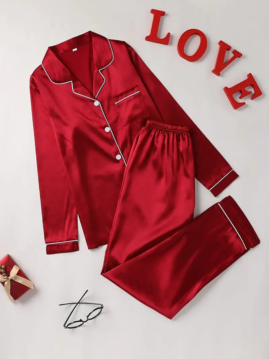 "Luxe satijnen pyjama set voor dames, elegant ontwerp, zijdezachte stof in diverse kleuren voor stijl en comfort."