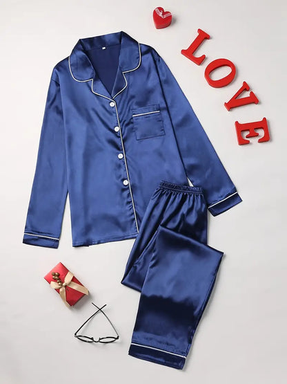 "Luxe satijnen pyjama set voor dames, elegant ontwerp, zijdezachte stof in diverse kleuren voor stijl en comfort."