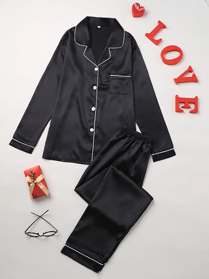 "Luxe satijnen pyjama set voor dames, elegant ontwerp, zijdezachte stof in diverse kleuren voor stijl en comfort."
