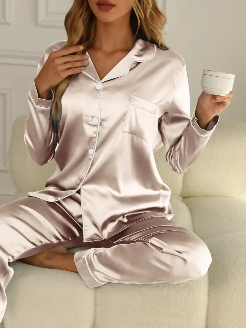 "Luxe satijnen pyjama set voor dames, elegant ontwerp, zijdezachte stof in diverse kleuren voor stijl en comfort."