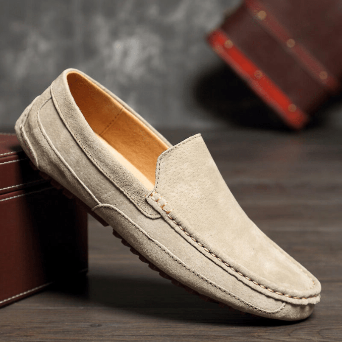 Luxe suède heren loafers met hoogwaardige afwerking en handgenaaide details, ideale stijlvolle instappers voor dagelijks gebr