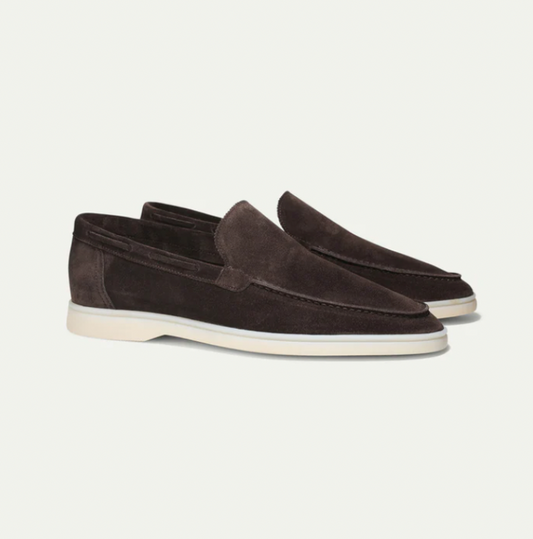 "Luxe suède loafers voor heren, handgemaakt, premium suède, tijdloze stijl, geschikt voor formeel en casual dragen."