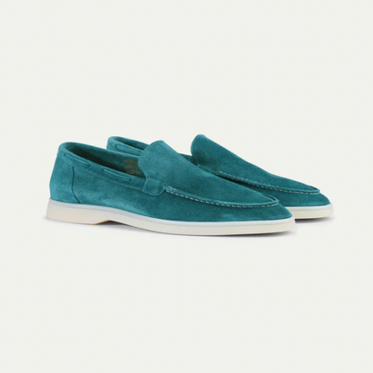 "Luxe suède loafers voor heren, handgemaakt, premium suède, tijdloze stijl, geschikt voor formeel en casual dragen."