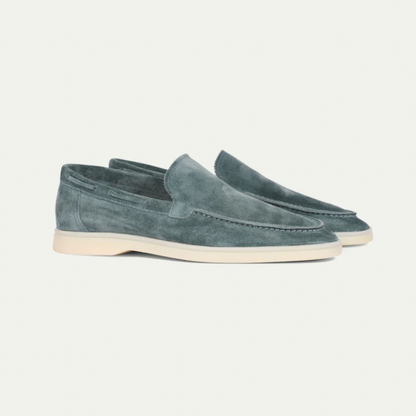 "Luxe suède loafers voor heren, handgemaakt, premium suède, tijdloze stijl, geschikt voor formeel en casual dragen."