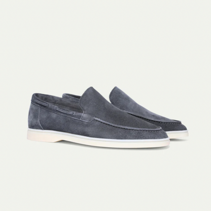 "Luxe suède loafers voor heren, handgemaakt, premium suède, tijdloze stijl, geschikt voor formeel en casual dragen."