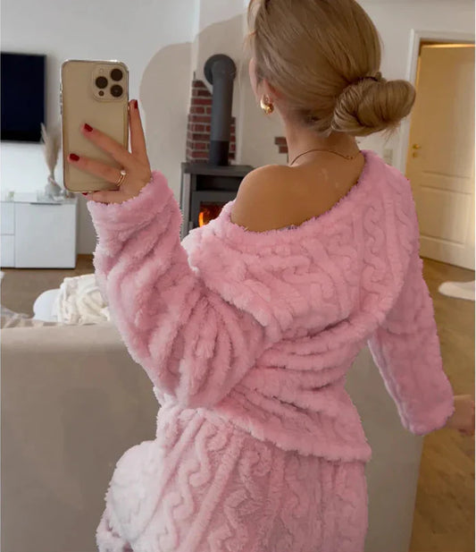 "Luxe unisex WinterSoft pyjama set in zachte coral fleece, verkrijgbaar in taro paars, hemelsblauw en ivoorwit."