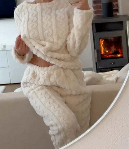 "Luxe unisex WinterSoft pyjama set in zachte coral fleece, verkrijgbaar in taro paars, hemelsblauw en ivoorwit."