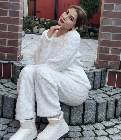 "Luxe unisex WinterSoft pyjama set in zachte coral fleece, verkrijgbaar in taro paars, hemelsblauw en ivoorwit."