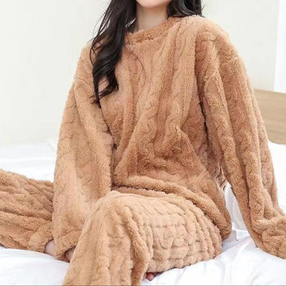 "Luxe unisex WinterSoft pyjama set in zachte coral fleece, verkrijgbaar in taro paars, hemelsblauw en ivoorwit."
