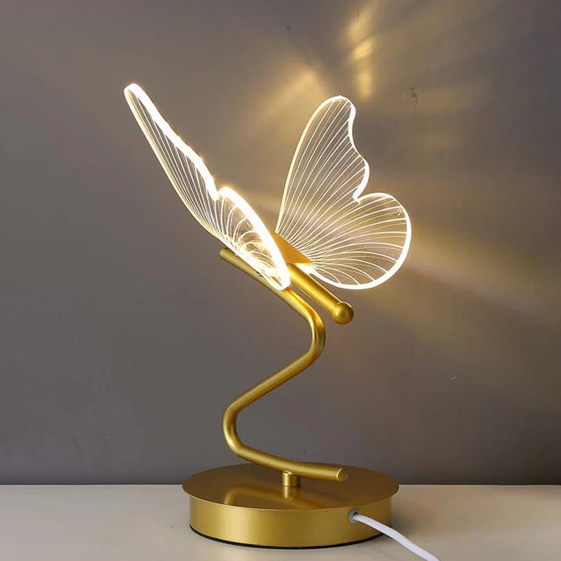 "Luxe Vlinder Tafellamp met verfijnde LED-verlichting en vlindervormige details, ideaal voor sfeervolle interieurverlichting.