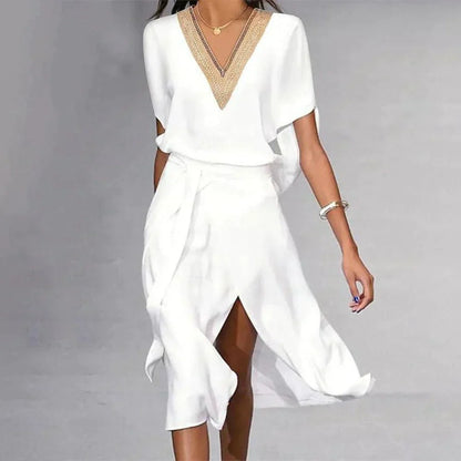 Luxe witte midi-jurk met chic V-hals, perfecte pasvorm, soepel vallende stof; elegant en veelzijdig voor elke gelegenheid.