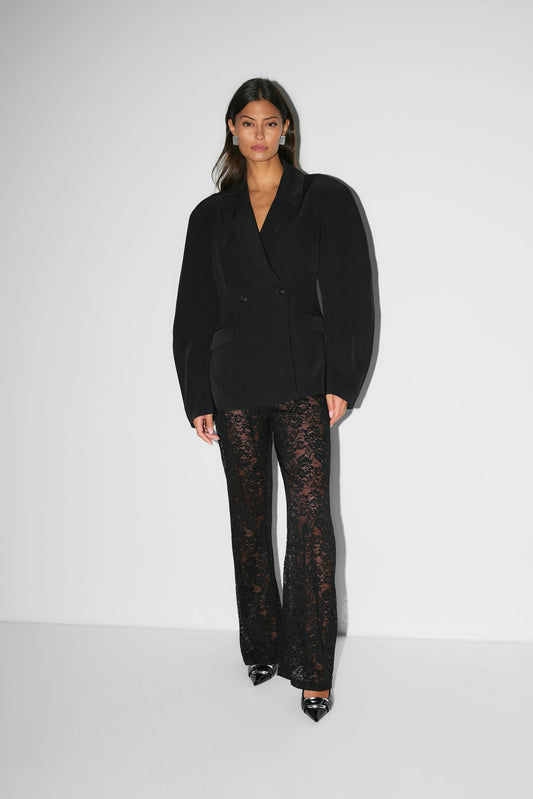 "Luxe zwarte kant broek, flared met hoge taille, elegante uitstraling, uniek design, ideale dameskleding voor elke gelegenhei