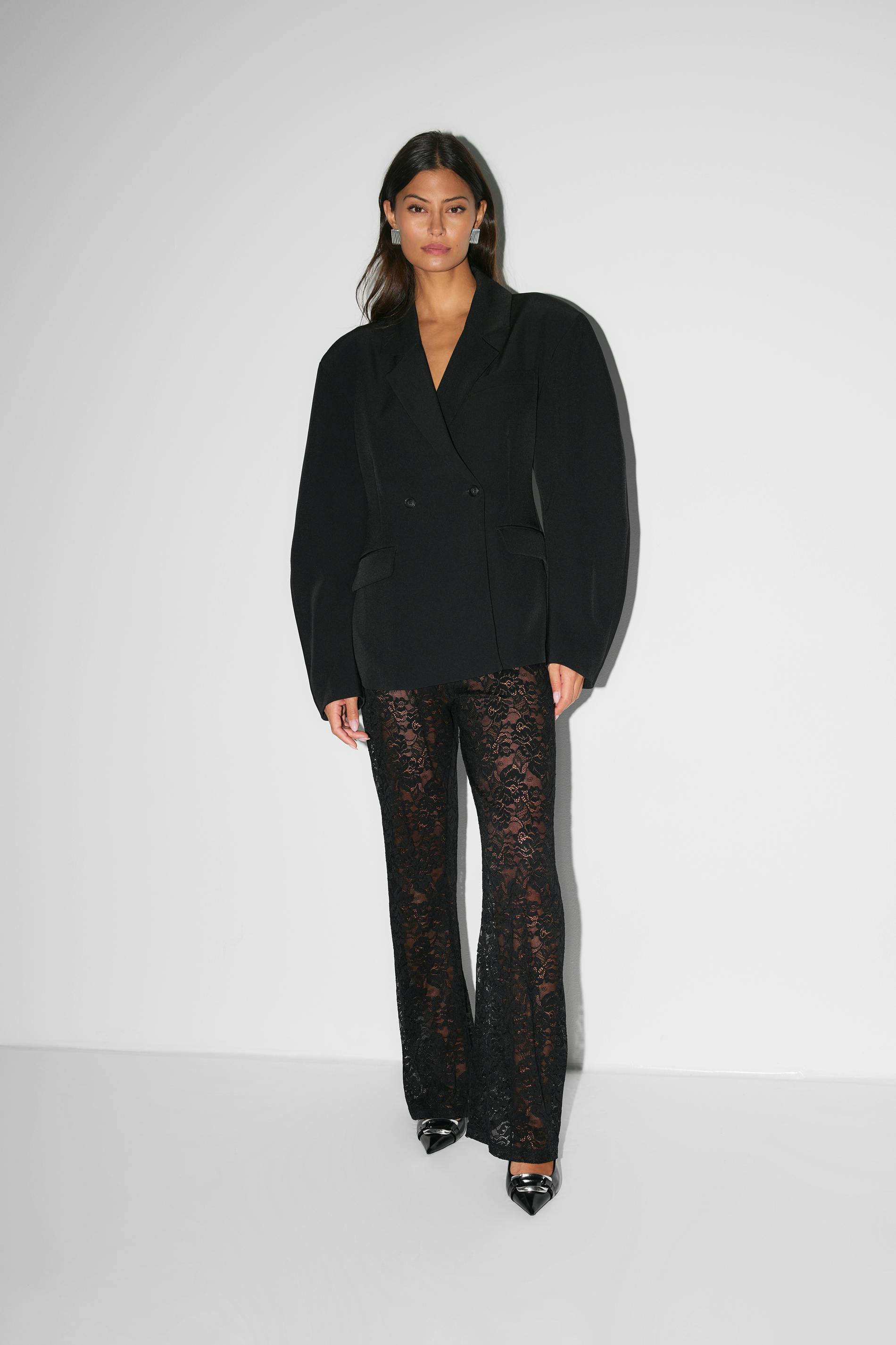 "Luxe zwarte kant broek, flared met hoge taille, elegante uitstraling, uniek design, ideale dameskleding voor elke gelegenhei