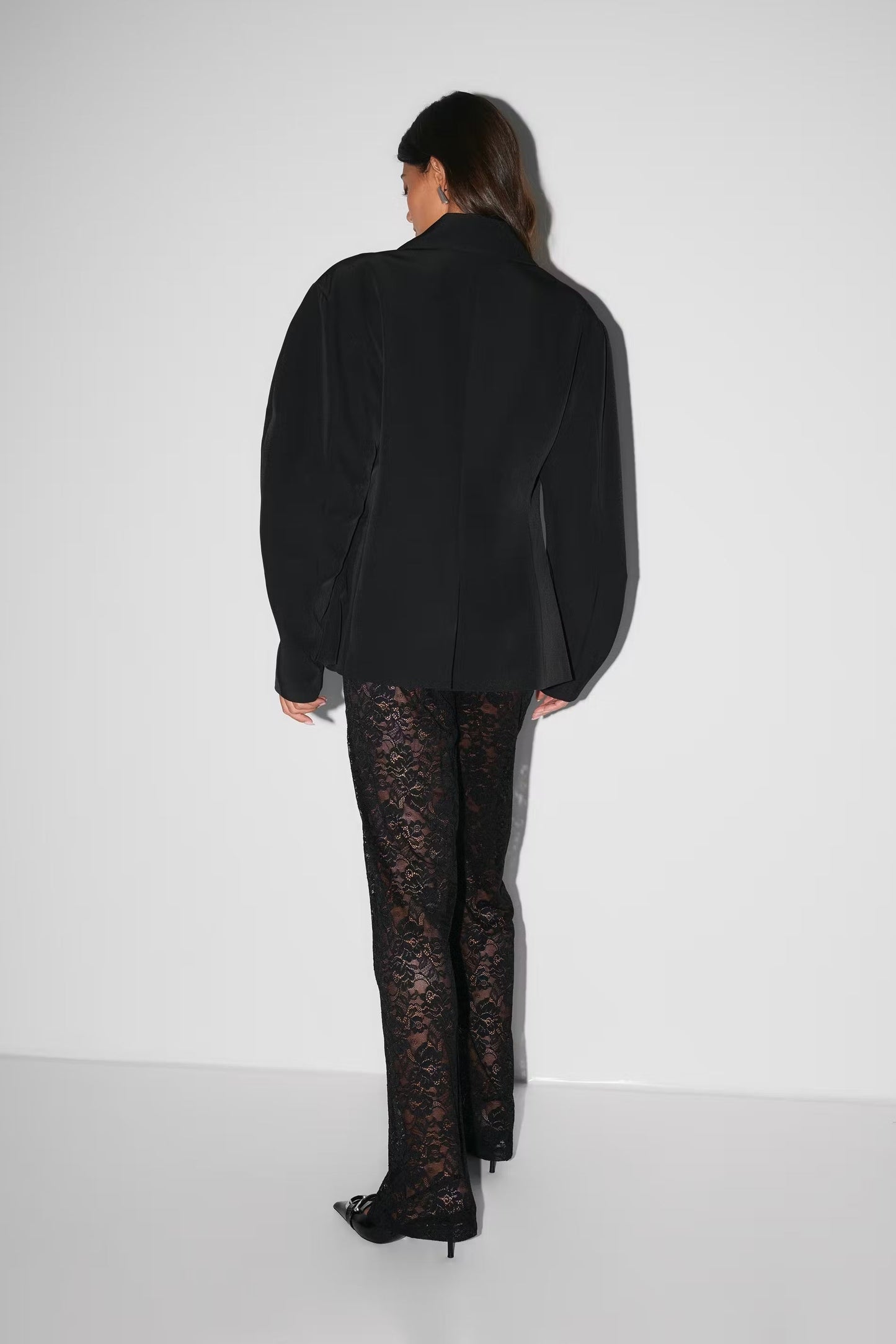 "Luxe zwarte kant broek, flared met hoge taille, elegante uitstraling, uniek design, ideale dameskleding voor elke gelegenhei
