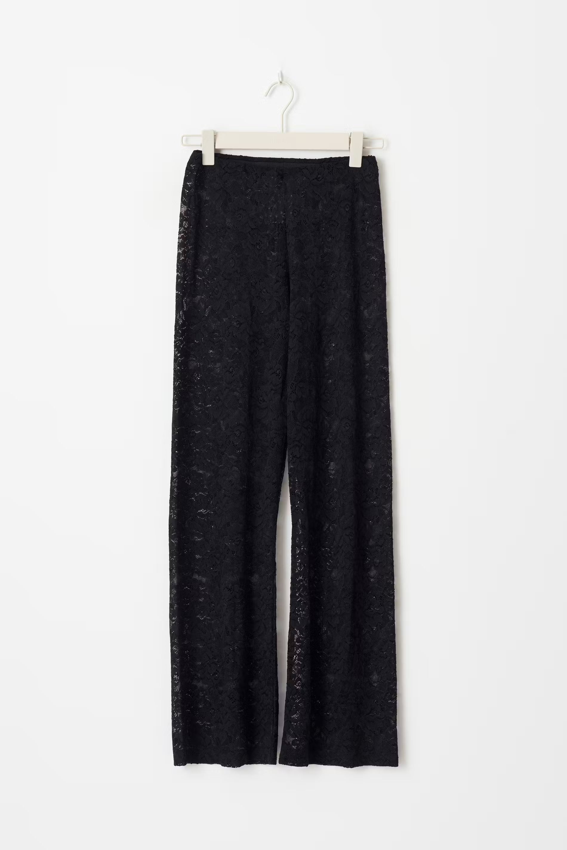 "Luxe zwarte kant broek, flared met hoge taille, elegante uitstraling, uniek design, ideale dameskleding voor elke gelegenhei