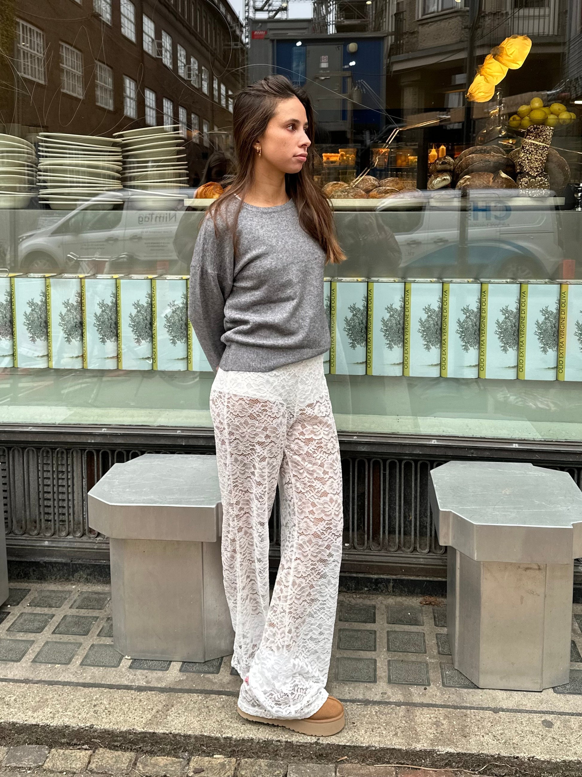 "Luxe zwarte kant broek, flared met hoge taille, elegante uitstraling, uniek design, ideale dameskleding voor elke gelegenhei