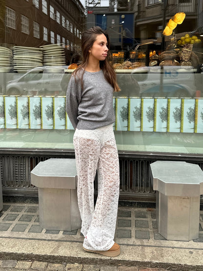 "Luxe zwarte kant broek, flared met hoge taille, elegante uitstraling, uniek design, ideale dameskleding voor elke gelegenhei