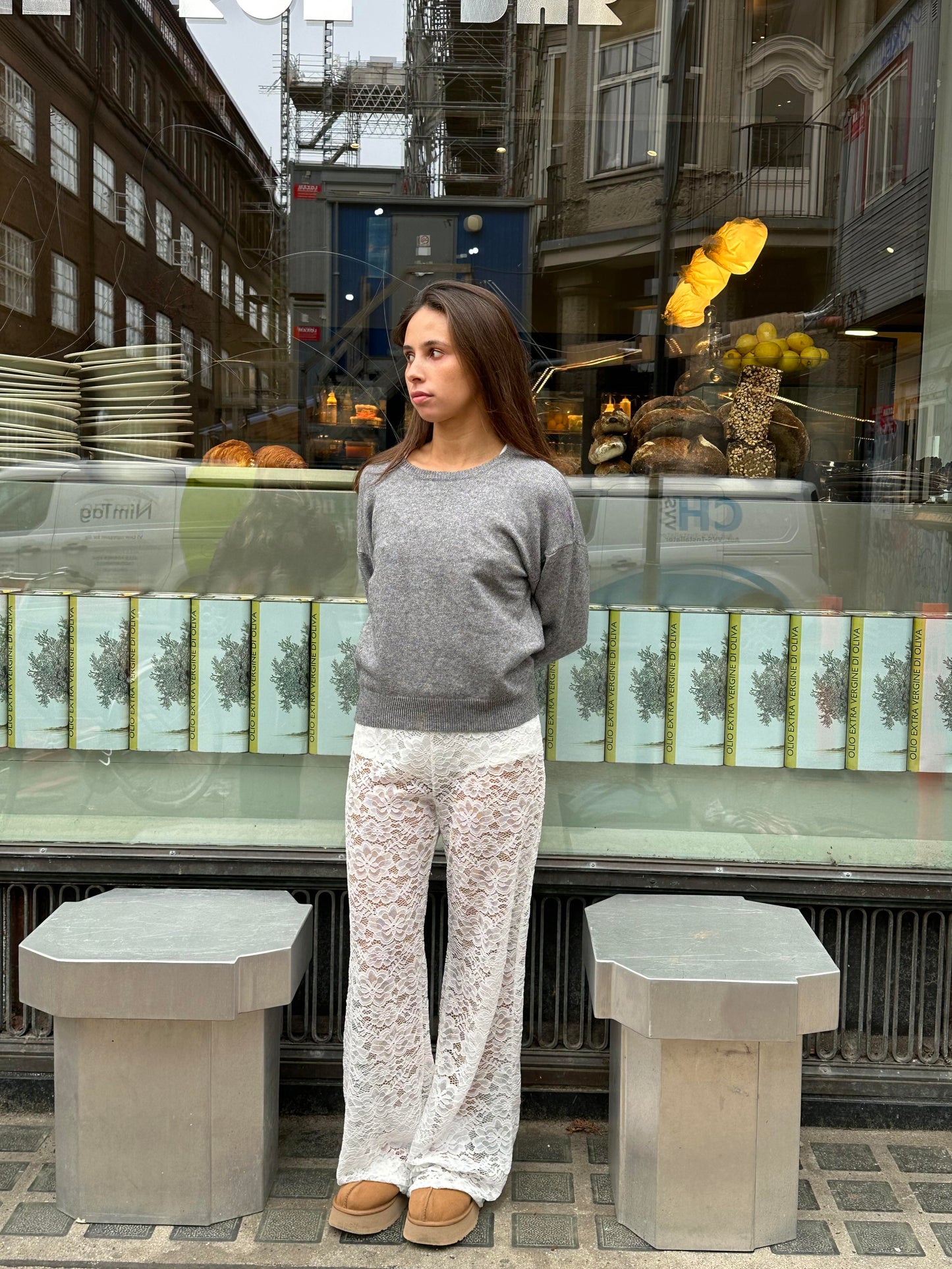 "Luxe zwarte kant broek, flared met hoge taille, elegante uitstraling, uniek design, ideale dameskleding voor elke gelegenhei