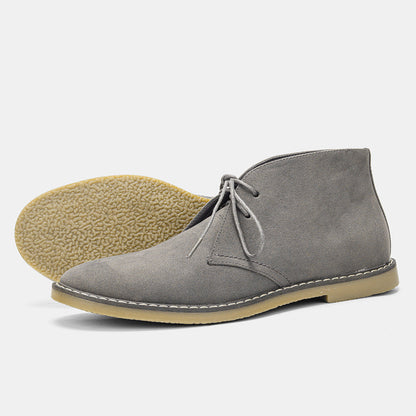"Mannelijke desert boots in suède-leer, bruin. Comfortabele, duurzame herenschoenen. Perfect voor herfst en winter."