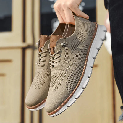 "Mannen sneakers in diverse kleuren, stijlvol ontwerp, zijaanzicht. Verkrijgbaar in khaki, wit en zwart, maat 40-51."