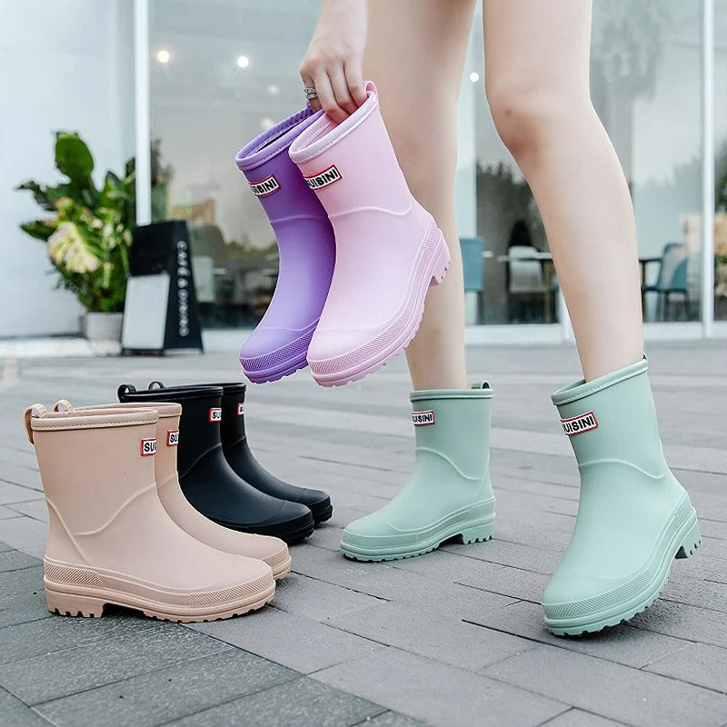 "Middelhoge waterdichte regenlaarzen voor dames, stijlvol ontwerp, zwarte kleur, antislip zool, perfect voor regenachtige dag