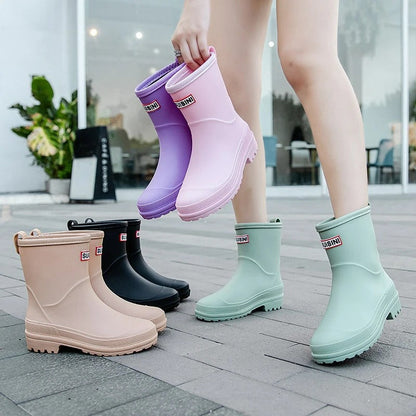 "Middelhoge waterdichte regenlaarzen voor dames, stijlvol ontwerp, zwarte kleur, antislip zool, perfect voor regenachtige dag
