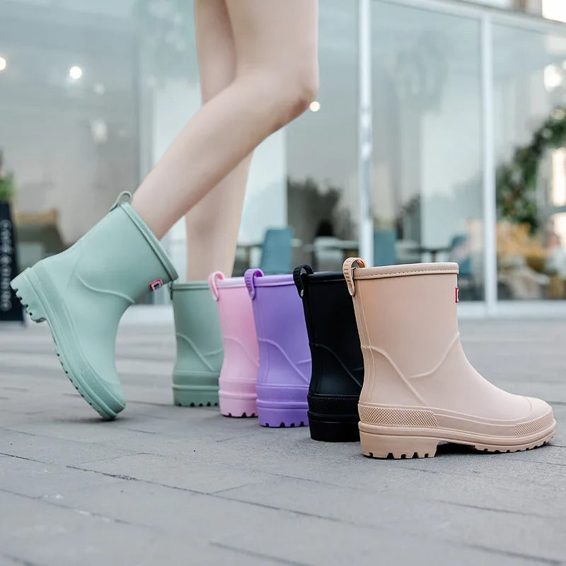 "Middelhoge waterdichte regenlaarzen voor dames, stijlvol ontwerp, zwarte kleur, antislip zool, perfect voor regenachtige dag