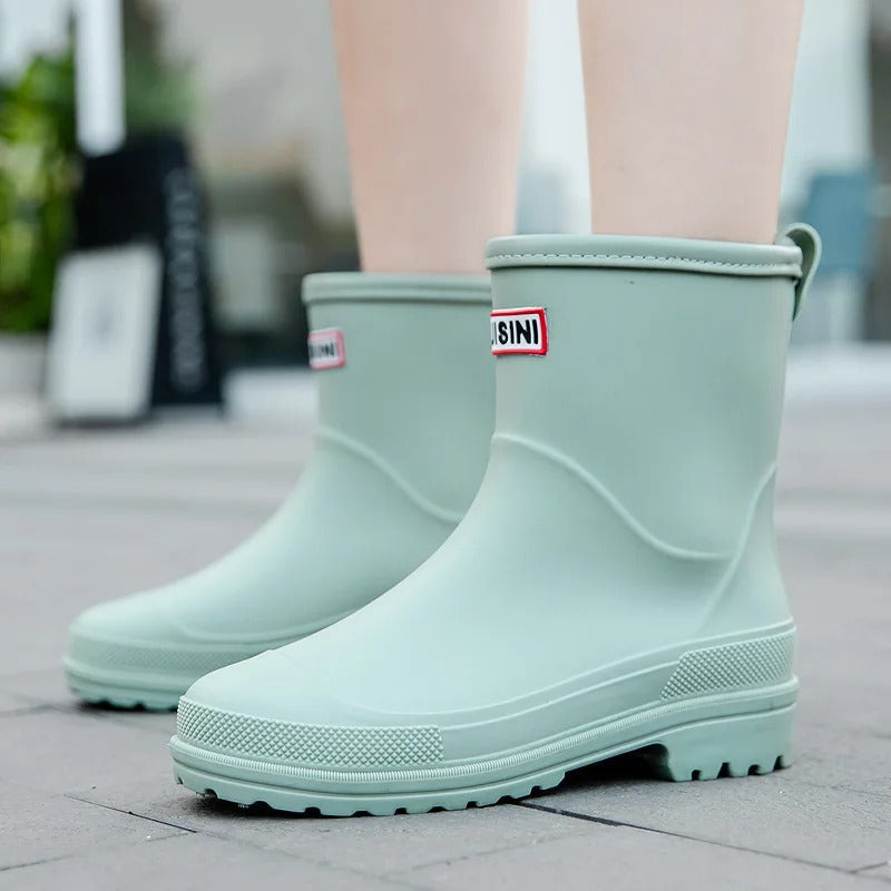 "Middelhoge waterdichte regenlaarzen voor dames, stijlvol ontwerp, zwarte kleur, antislip zool, perfect voor regenachtige dag