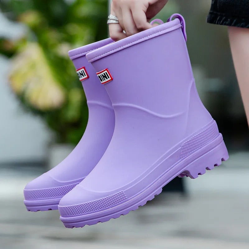 "Middelhoge waterdichte regenlaarzen voor dames, stijlvol ontwerp, zwarte kleur, antislip zool, perfect voor regenachtige dag