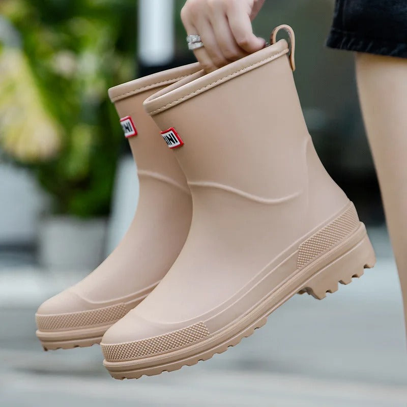 "Middelhoge waterdichte regenlaarzen voor dames, stijlvol ontwerp, zwarte kleur, antislip zool, perfect voor regenachtige dag