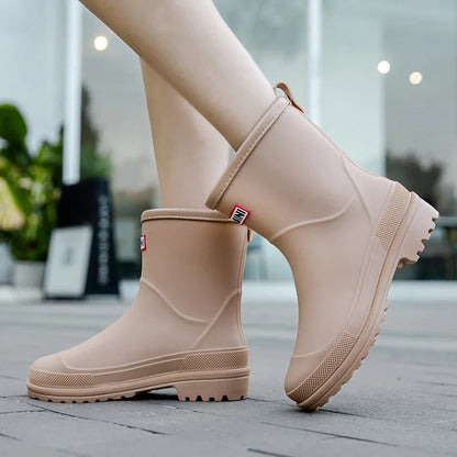 "Middelhoge waterdichte regenlaarzen voor dames, stijlvol ontwerp, zwarte kleur, antislip zool, perfect voor regenachtige dag