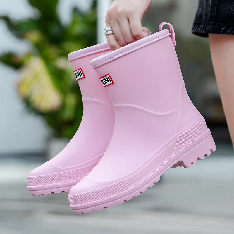 "Middelhoge waterdichte regenlaarzen voor dames, stijlvol ontwerp, zwarte kleur, antislip zool, perfect voor regenachtige dag