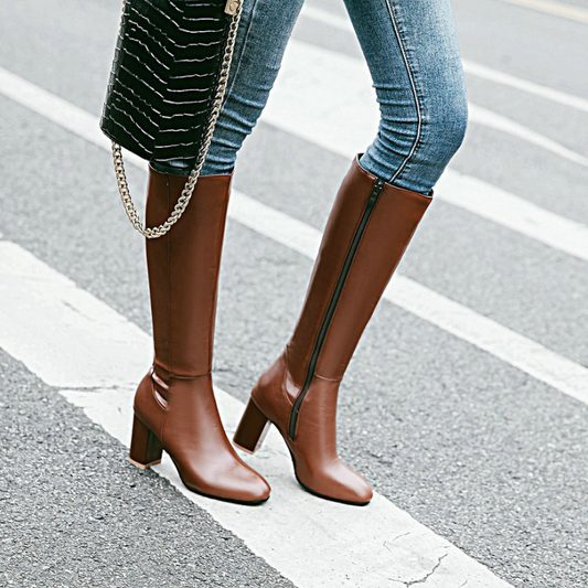 "Mila luxe dameslaarzen met zijdelingse rits, stevige hak en elegant ontwerp voor elke outfit."