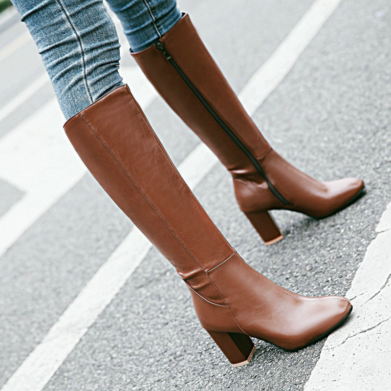 "Mila luxe dameslaarzen met zijdelingse rits, stevige hak en elegant ontwerp voor elke outfit."
