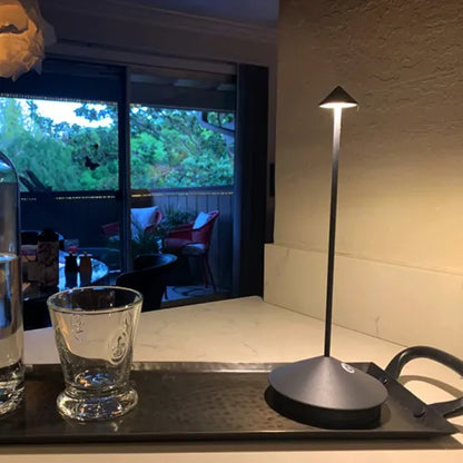 "Moderne draadloze LED tafellamp, dimbaar, waterbestendig, mat zwarte afwerking, voor binnen en buiten gebruik."