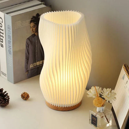"Moderne LED tafellamp met uniek swirl design, zachte warme gloed. Perfect voor bureau, nachtkastje of boekenplank."