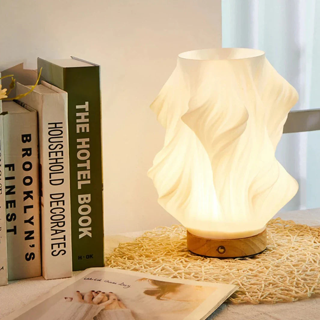 "Moderne LED tafellamp met uniek swirl design, zachte warme gloed. Perfect voor bureau, nachtkastje of boekenplank."