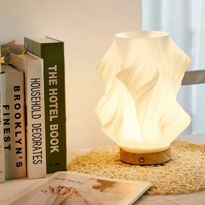 "Moderne LED tafellamp met uniek swirl design, zachte warme gloed. Perfect voor bureau, nachtkastje of boekenplank."