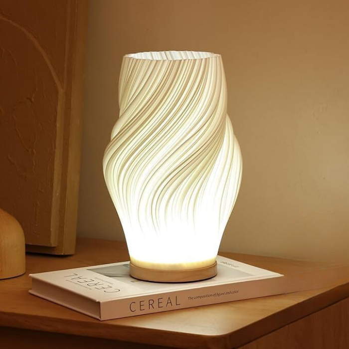 "Moderne LED tafellamp met uniek swirl design, zachte warme gloed. Perfect voor bureau, nachtkastje of boekenplank."